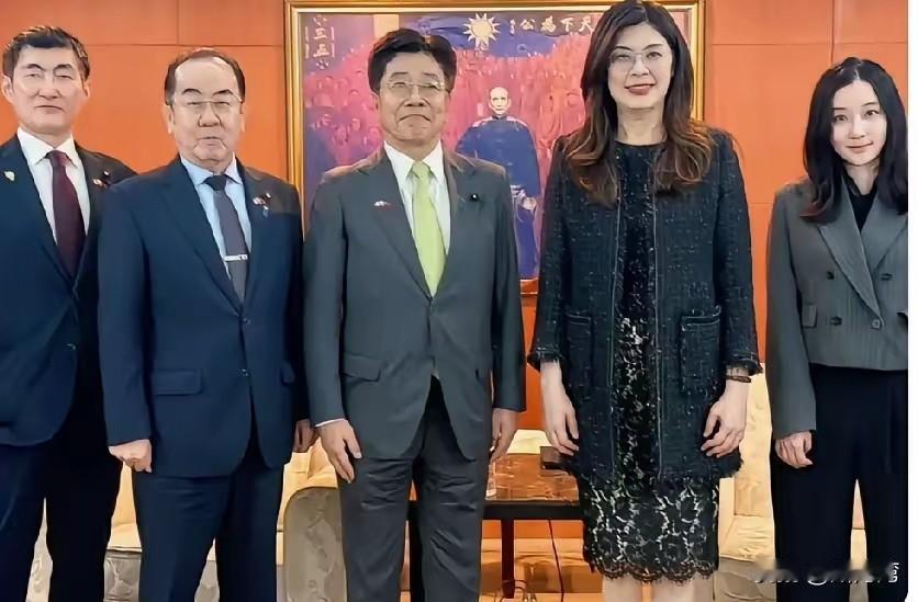 这“货”太不聪明了！
据台媒1月16日消息，中国国民党主席郑丽文在台会见日本右翼