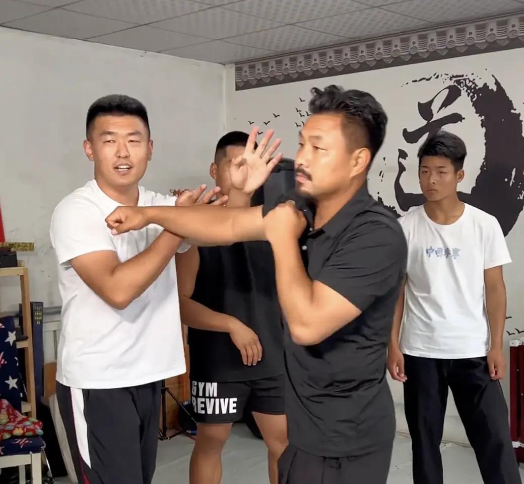 网络舆论的力量太大了，鸽武缘要备战了，由于网友对他们的通背拳起了质疑，要不然就替