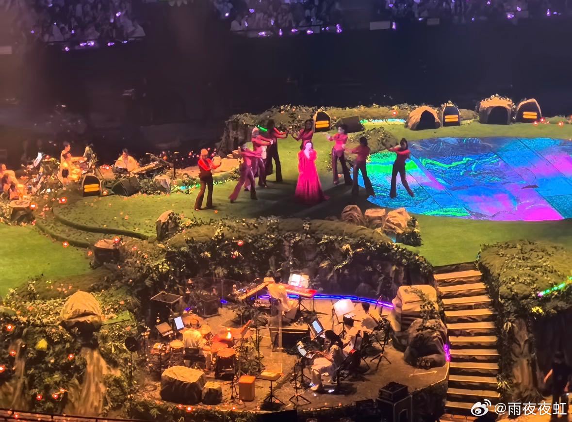 单依纯四面台舞美效果 单依纯舞台舞美封神！四面蛋岛舞台自带童话滤镜，灵动光影加持