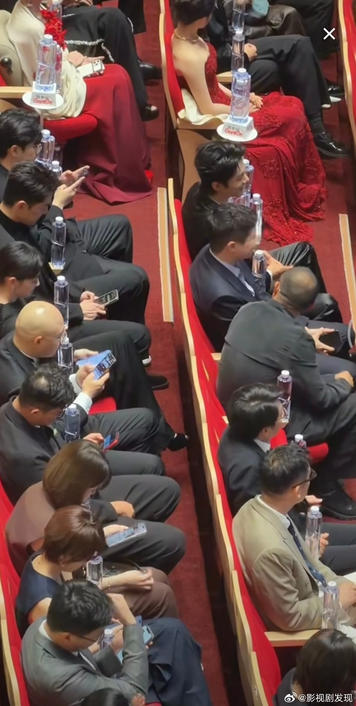 白玉兰即将要开始了，杨幂怎么还没有回到内场座位上？不会是坐在杨紫后面不高兴吧？ 