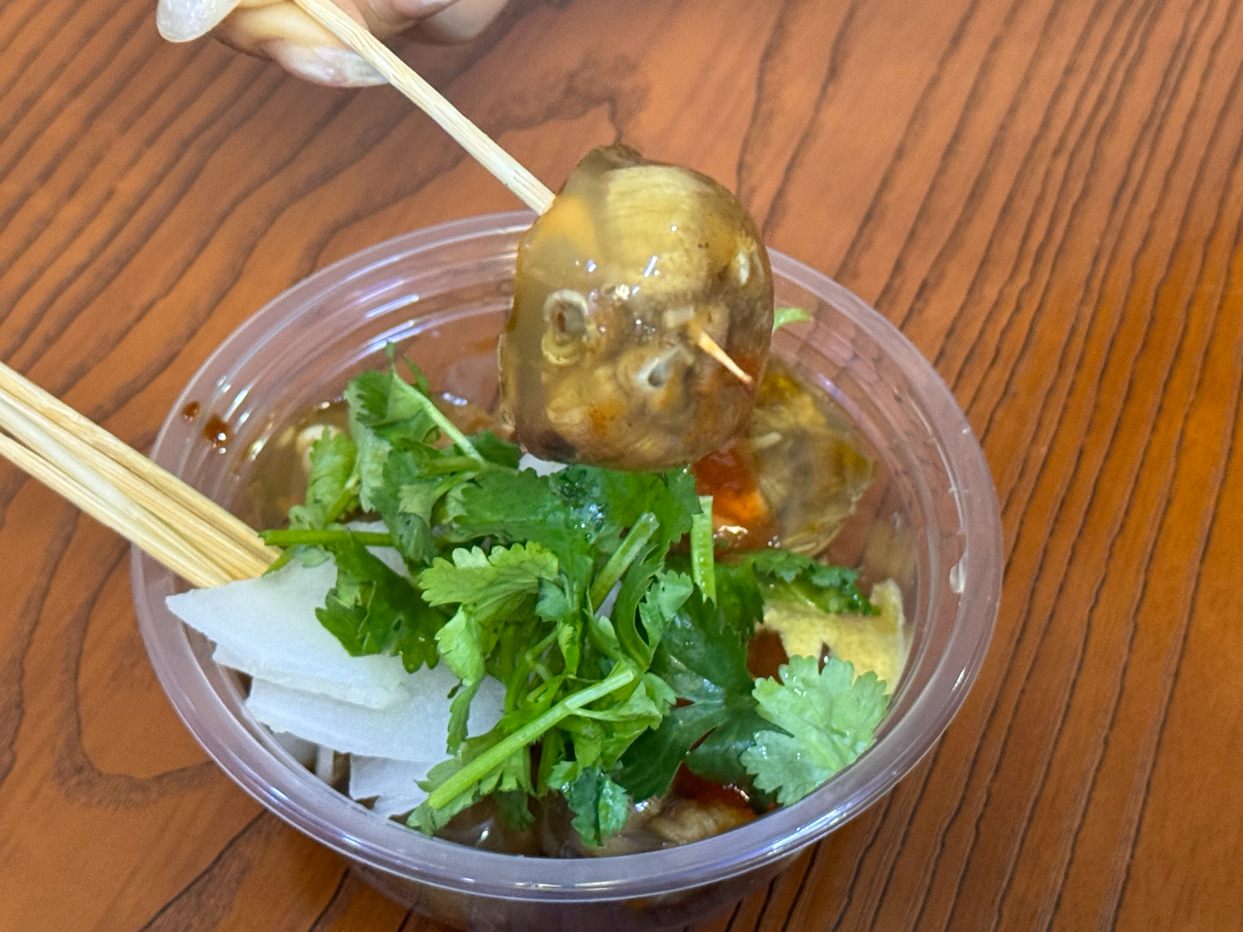 带姐妹们来吃我最爱的土笋冻，一个个拍完照都不愿意吃，暴殄天物 