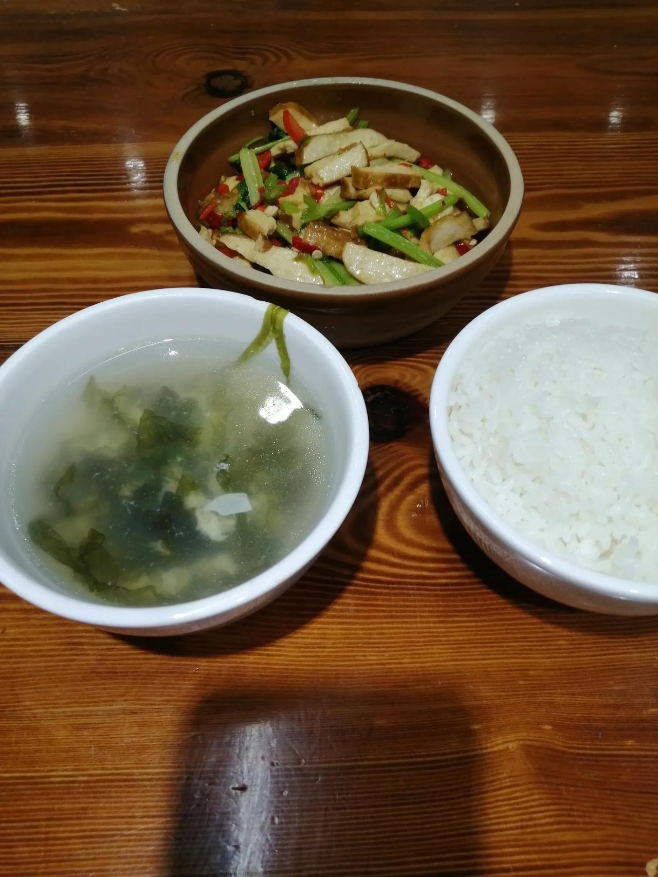 管不住自己的嘴，吃完饭之后，这顿饭花了10块，吃了3串烤面筋5快，然后又吃了两颗