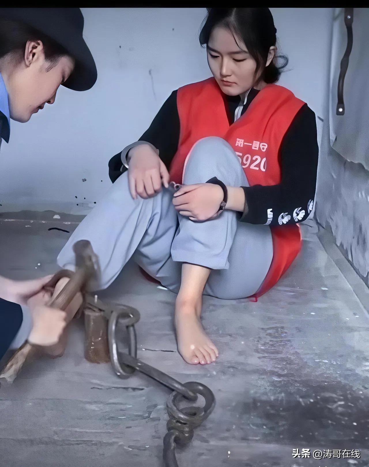 眼见这一幕，
内心真犯怵。
尊纪多守法，
生活平安度。
