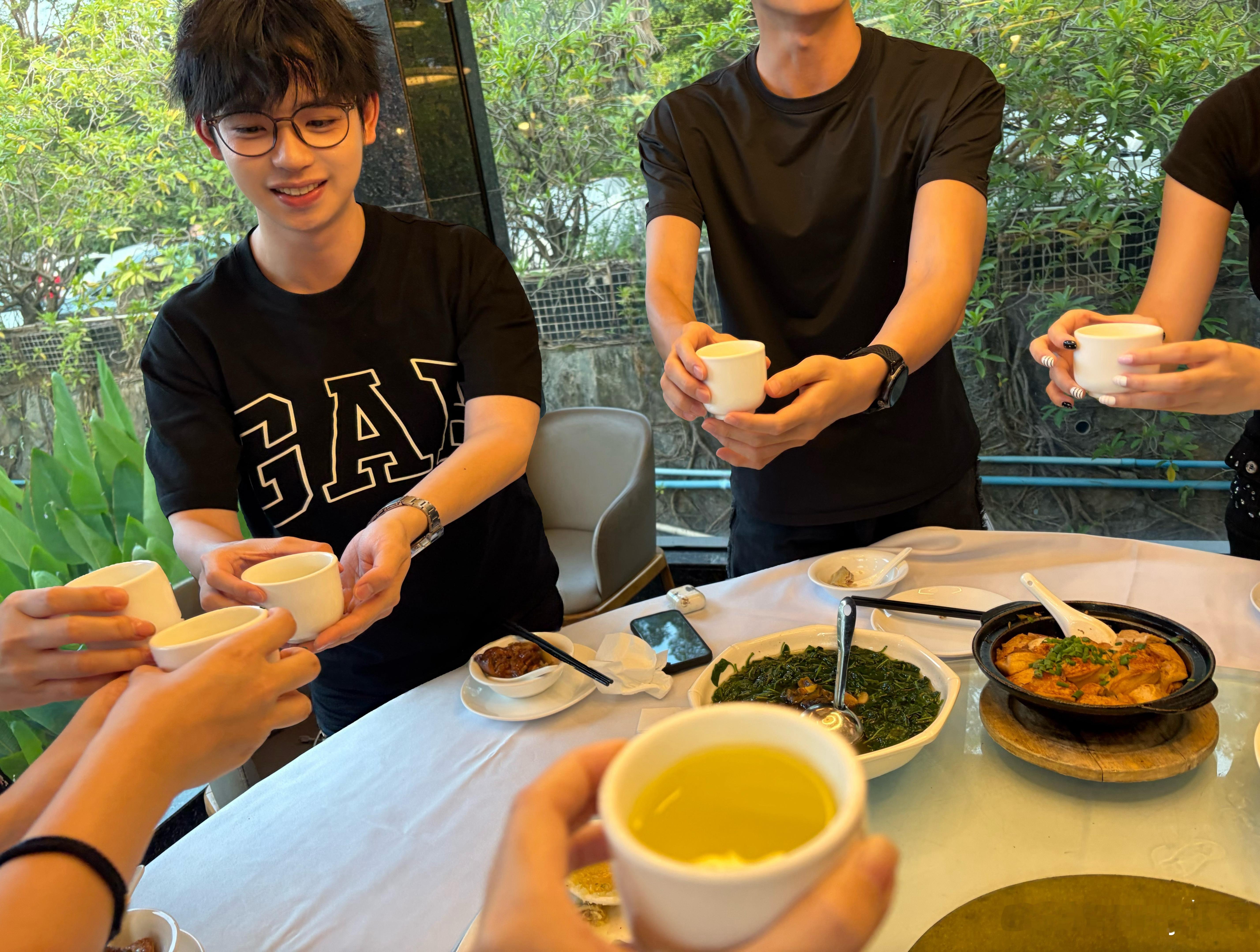 班主任你看到了吗？当时坐最后一排的我现在就站在师门聚餐的正中央，推杯换盏，聊商业