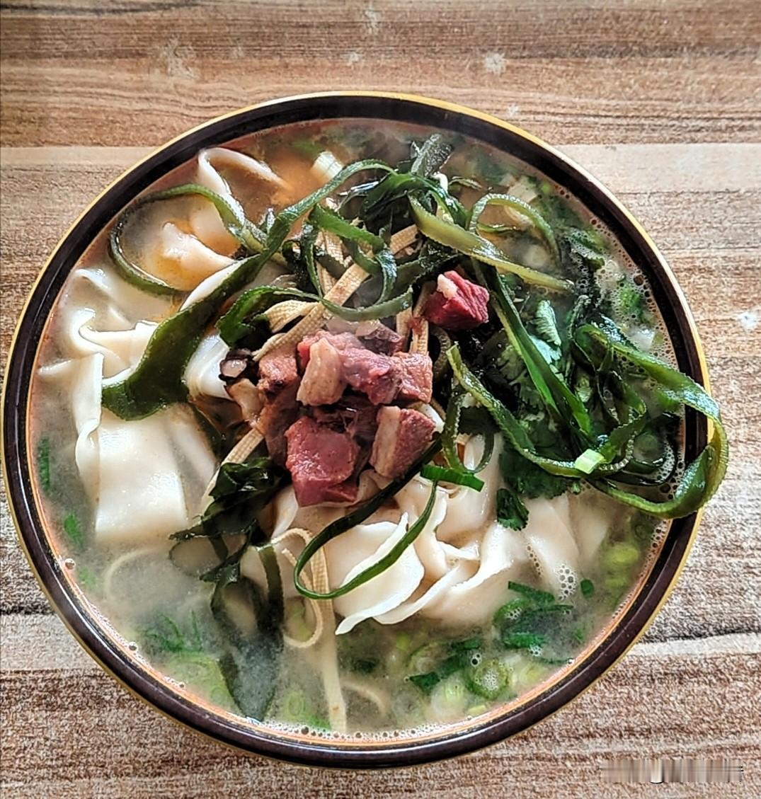 家乡的牛肉滋补烩面，那真是让人魂牵梦绕的美味。每次回老家，我都必吃一碗。
这烩面