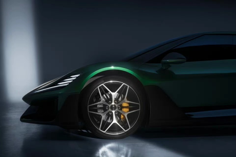 追觅旗下星空计划发布了首款车型预告图，据说会在 26 年 1 月的 CES 电子