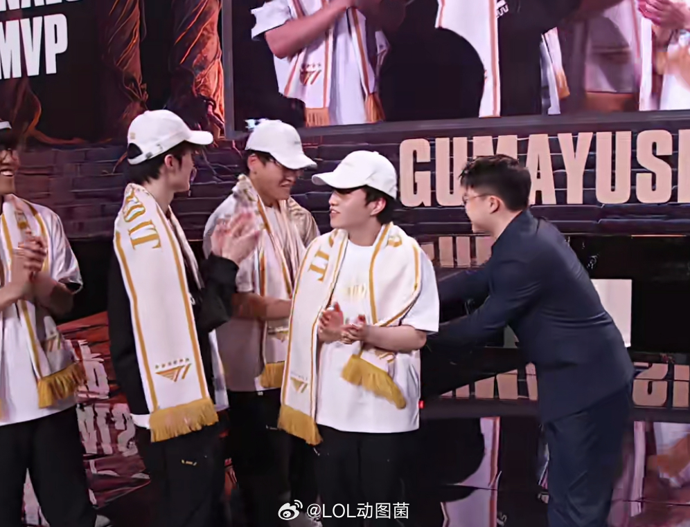 恭喜Gumayusi获得S15总决赛FMVP，他儿时的偶像Uzi亲自给他颁奖！G