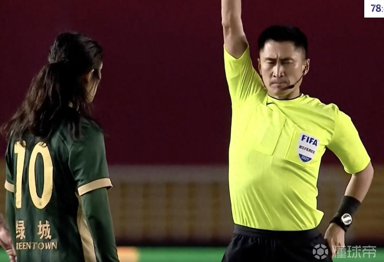 国际级足球裁判马宁，又在亚冠淘汰赛的比赛中冲上热搜，成为焦点！
如果一名裁判总是