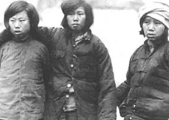 1937年，西路军一个女战士逃难，被一个好心的大娘收留，她把银元都给大娘，谁知，