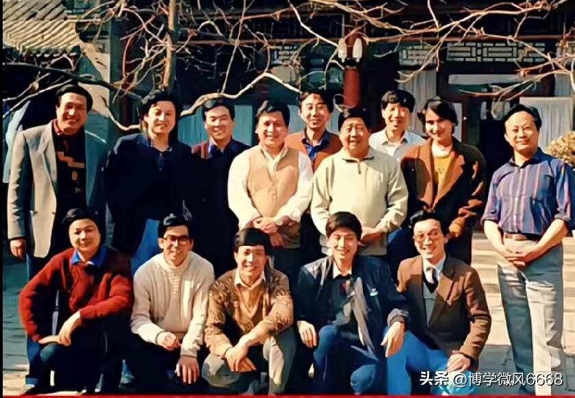 这是马季和他的一些徒弟们早些年的合影，那个年代的演员穿搭朴实，但表演都比较自然到
