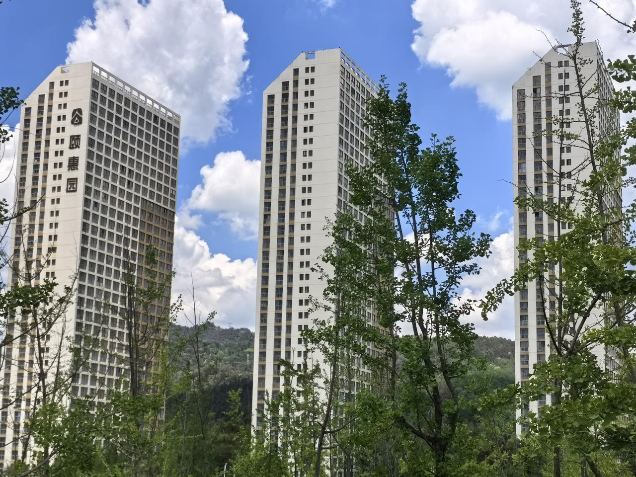 位于盘龙区龙熙壹号旁边的颐惠园公租房项目，是昆明最大的公租房项目之一了吧！小区共