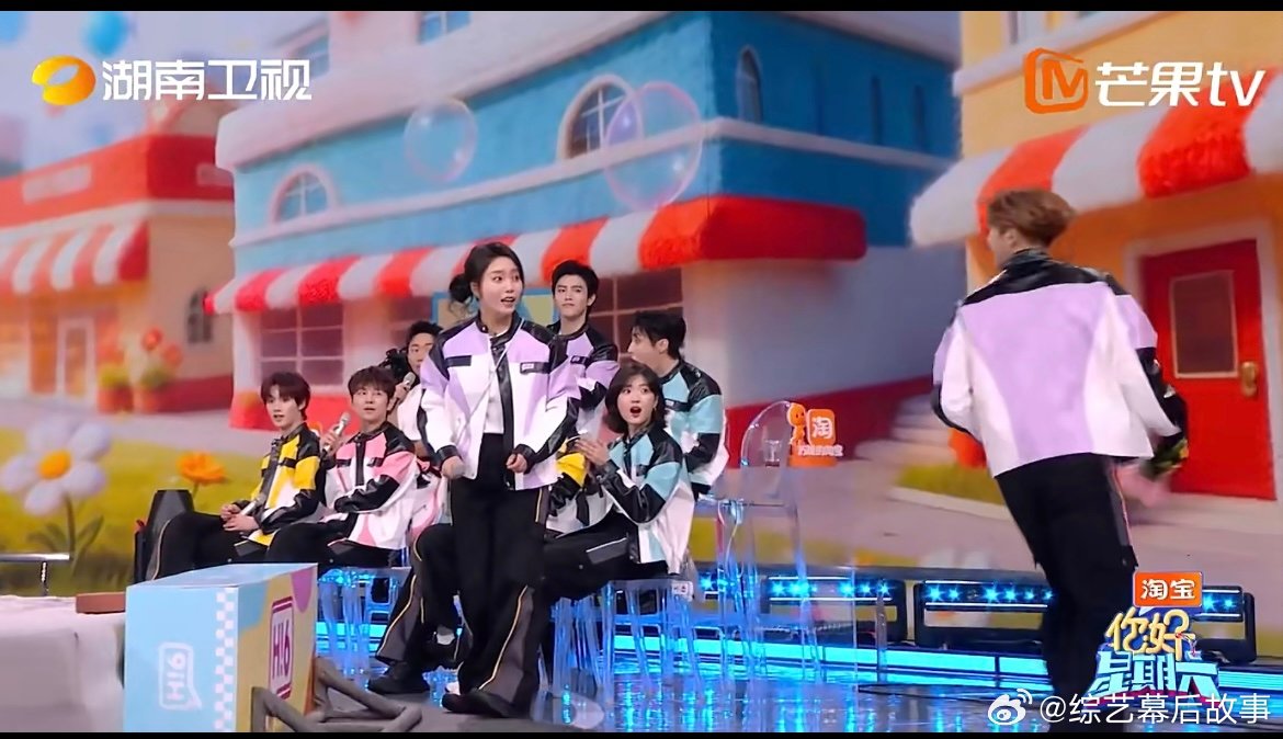 王嘉尔这一跳给李雪琴吊成翘嘴 抢花大作战名场面！王嘉尔利落夺花投喂雪琴，李雪琴笑