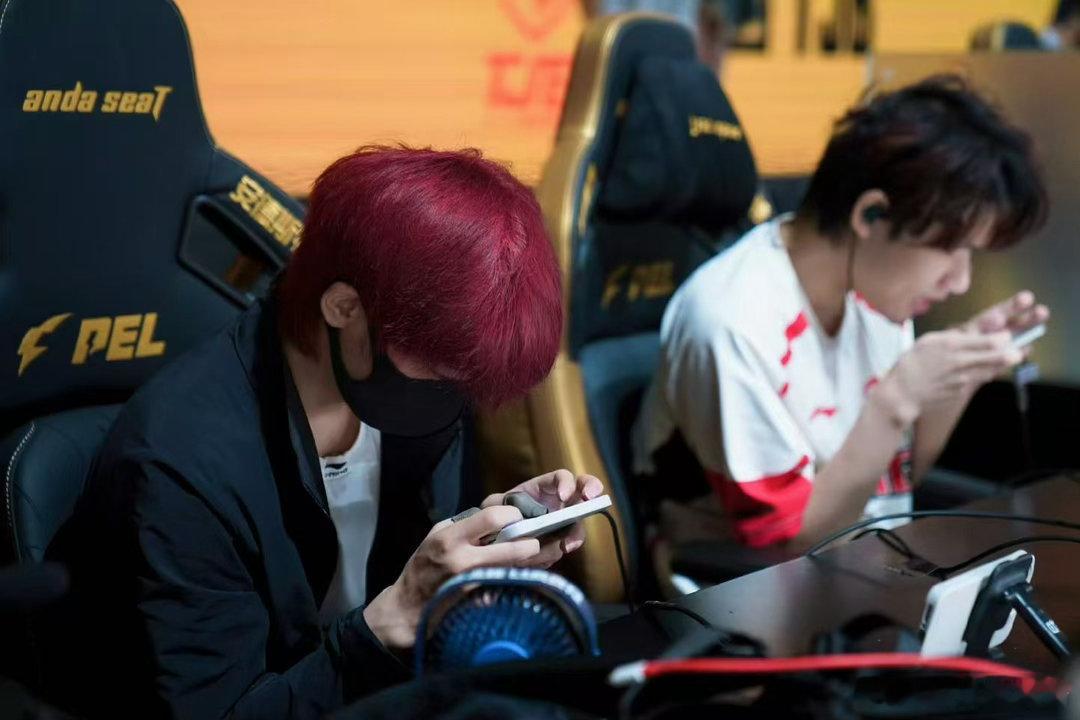 WBGSuk5淘汰MVP对局中持续把控交战点位稳定输出，亮眼击倒数据斩获MVP，