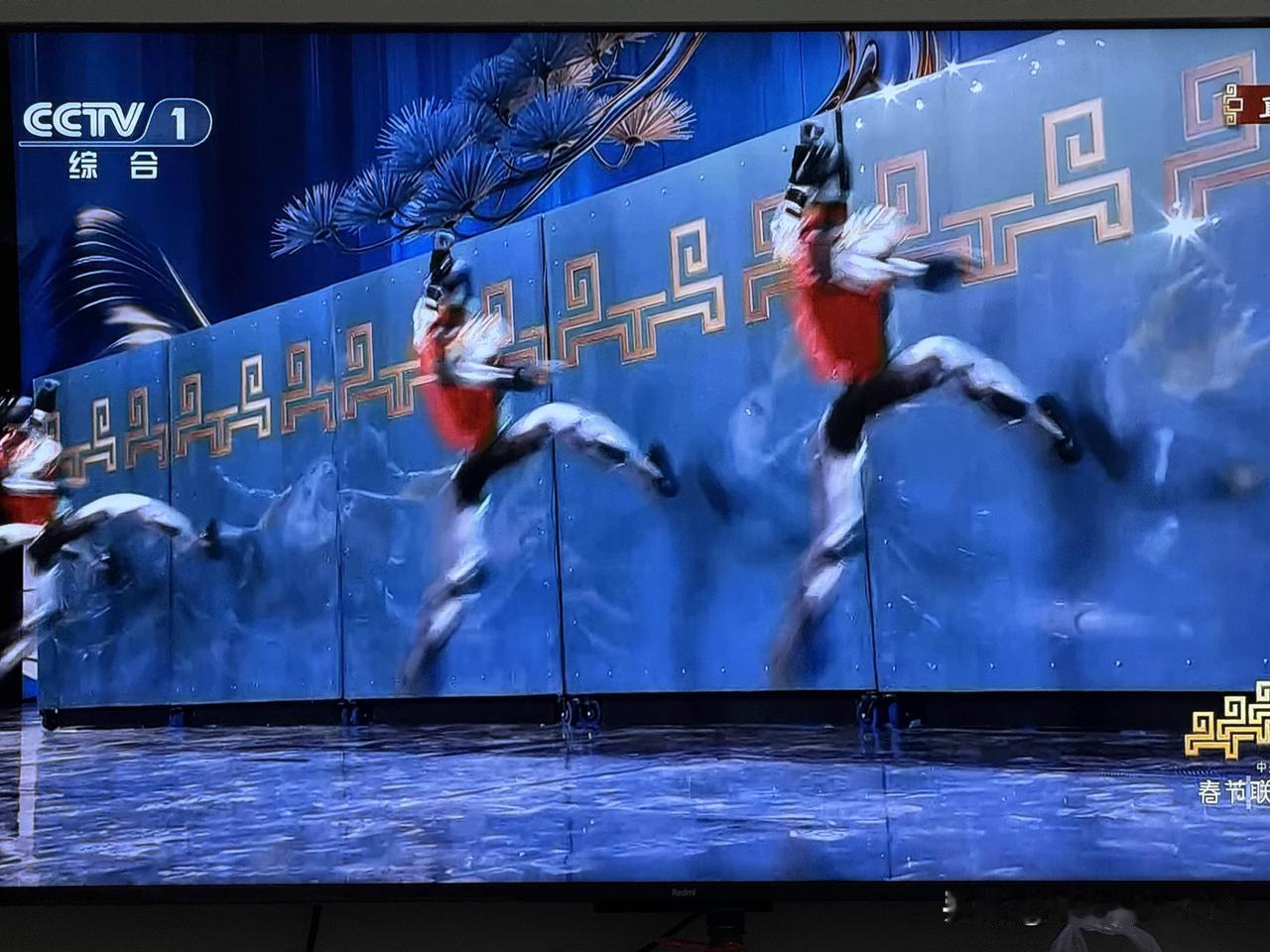 今年春晚的机器人杀疯了，相比去年扭个秧歌下台还要人推着下的相比，这简直就是火箭式