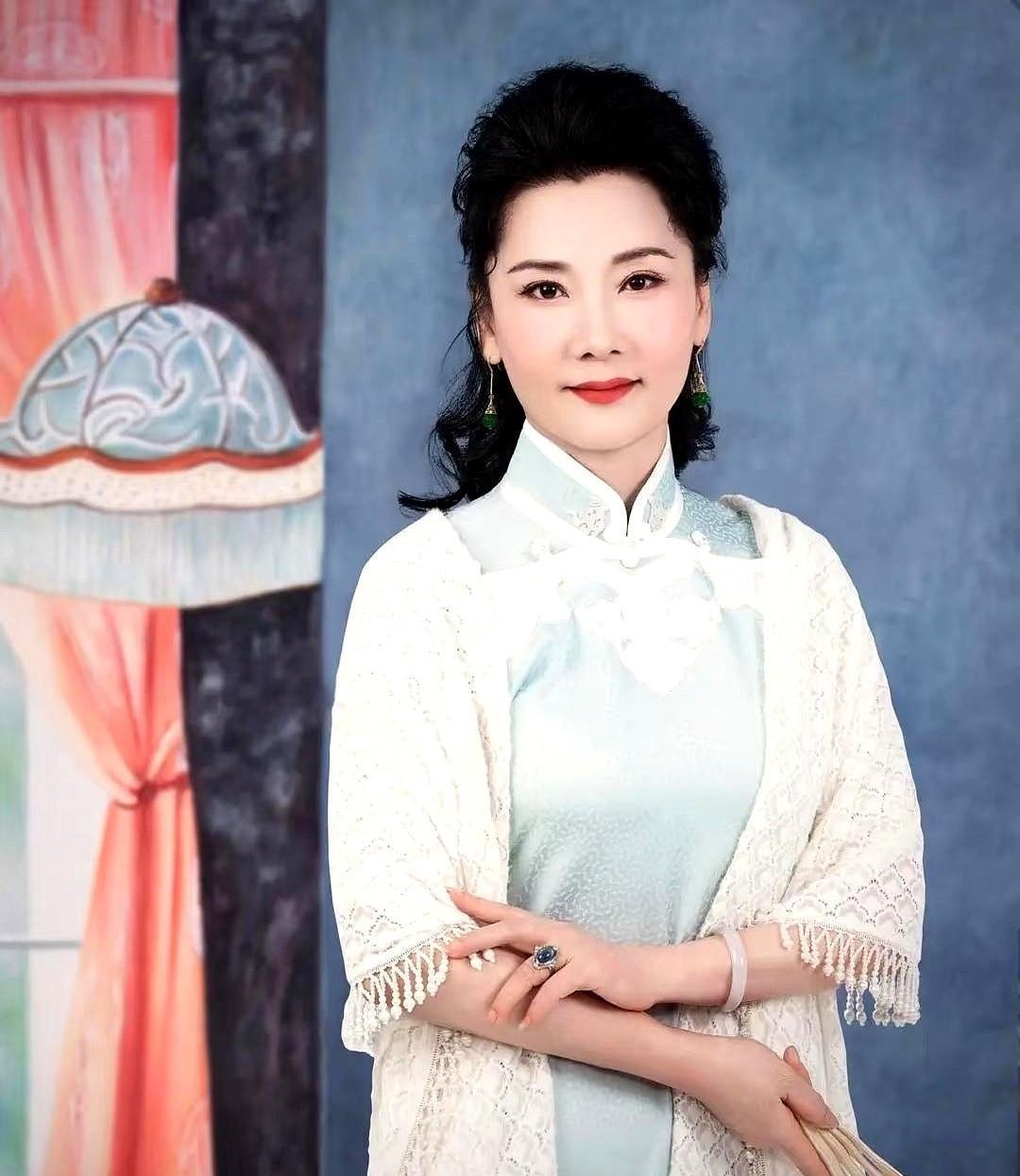 35块发片，干翻五千块热玛吉。
明星头上那撮毛，不是天生的，是贴上去的。
不打针