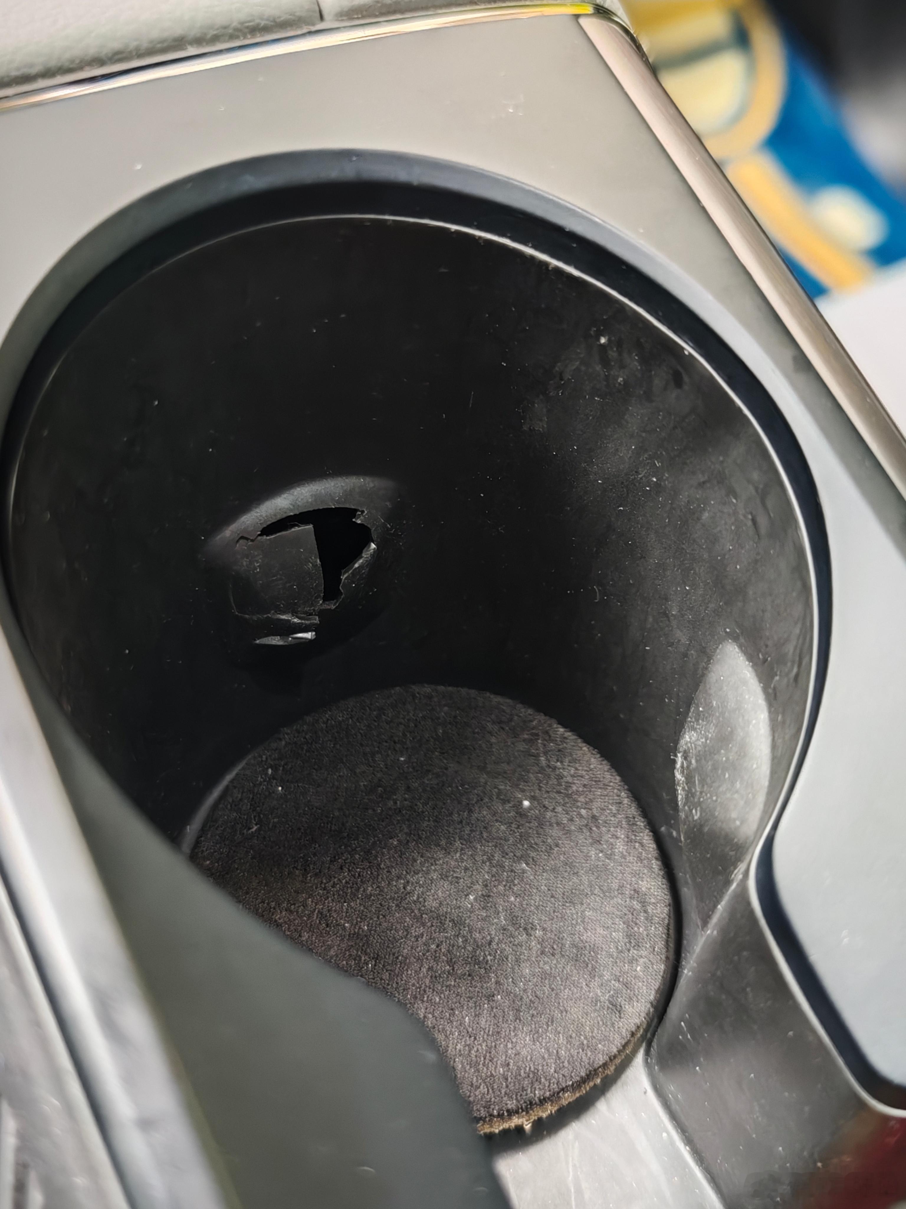 老6的杯架破了[笑cry]有发现同样问题的朋友吗？目前2000多天高龄的老6老化