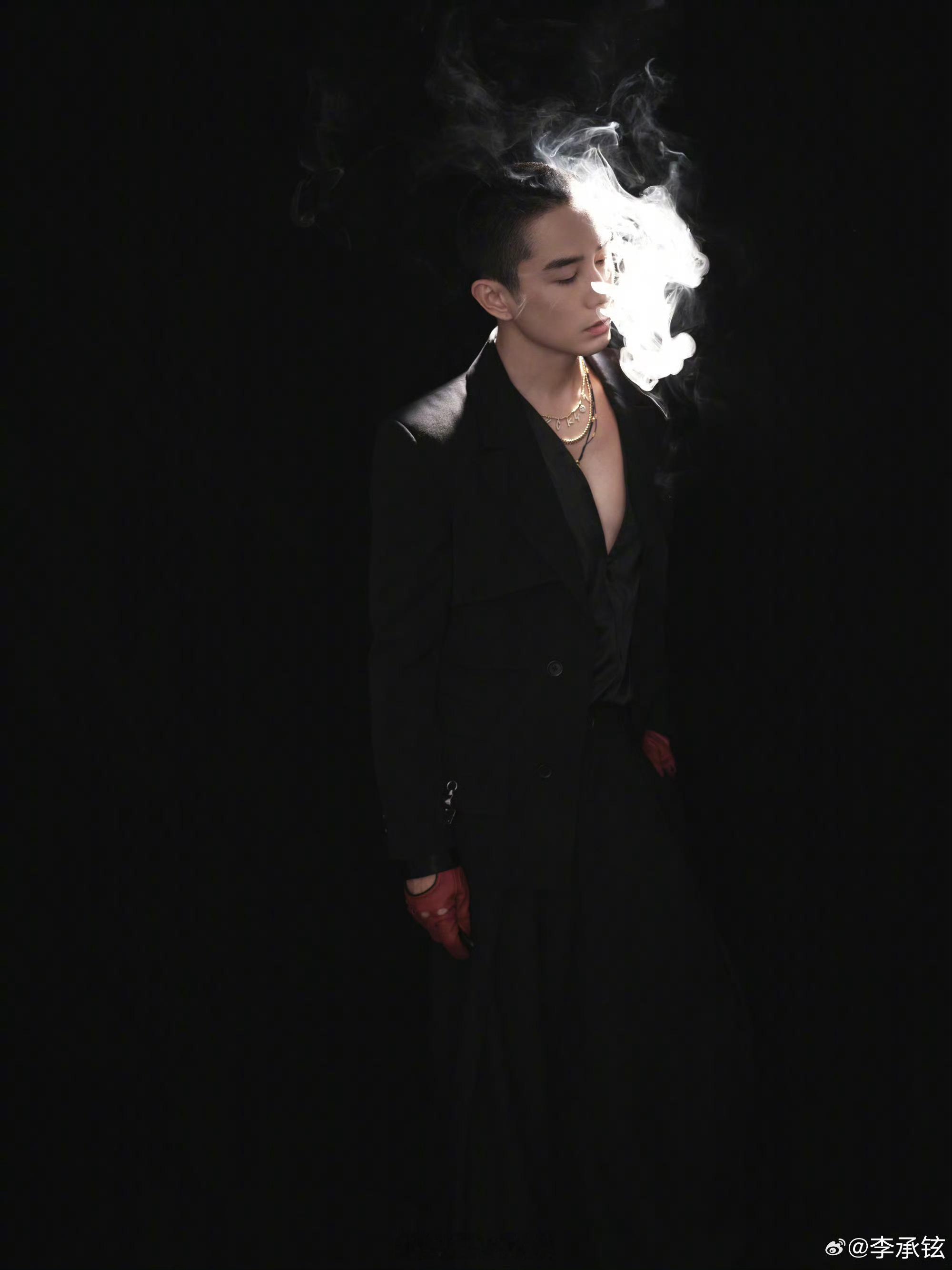 李承铉寸头 寸头帅哥天花板非李承铉莫属没错了墨镜配黑衬衫+黑金项链，烟雾氛围拉满