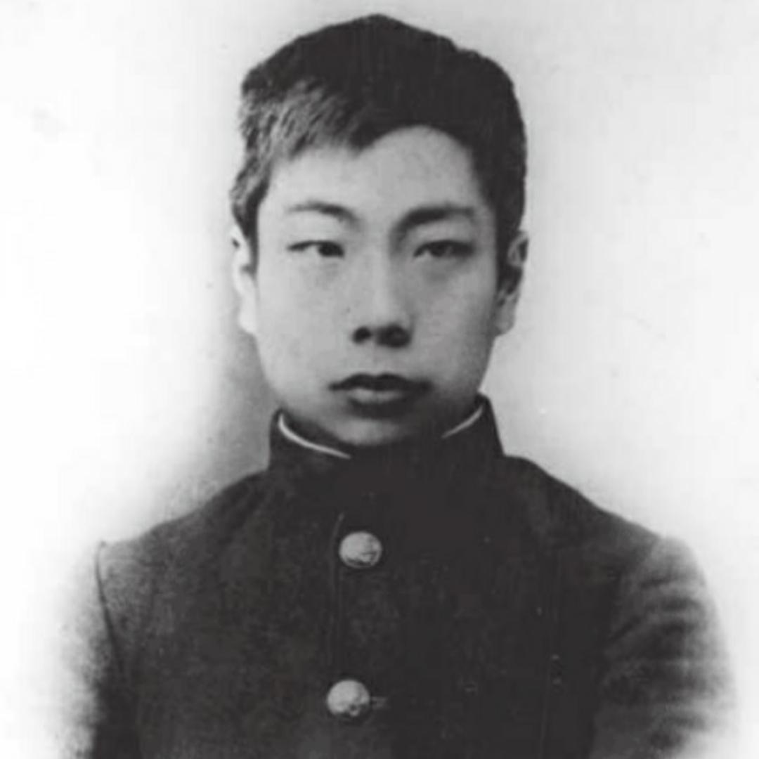 十二岁鲁迅一边照顾生病的父亲，一边去上学。

那年冬天，鲁迅的父亲周伯宜突然口吐