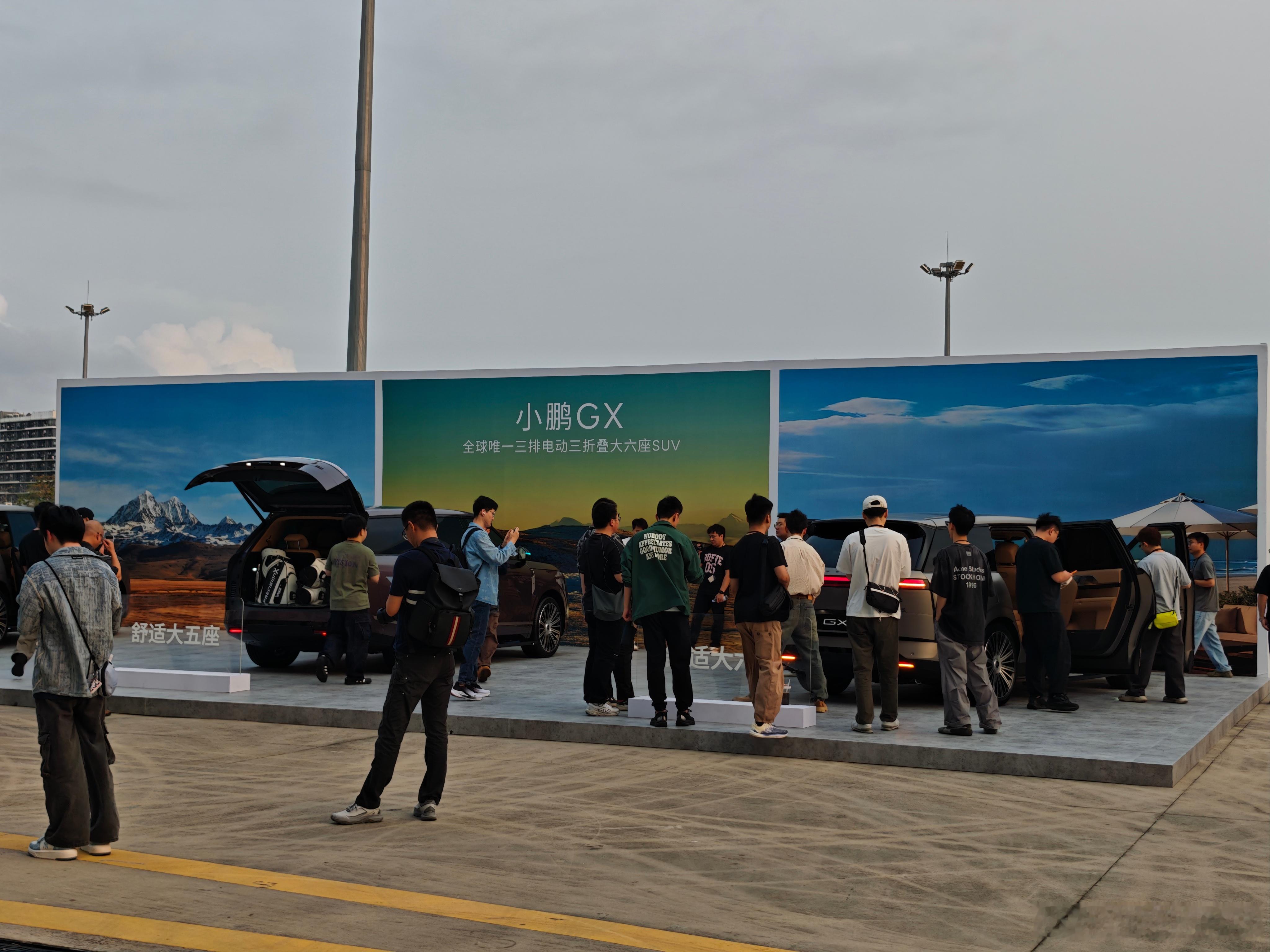 来现场了！一如既往的热闹～这次比较特别的是发布会外场有智驾体验模拟了大雨、大雾、