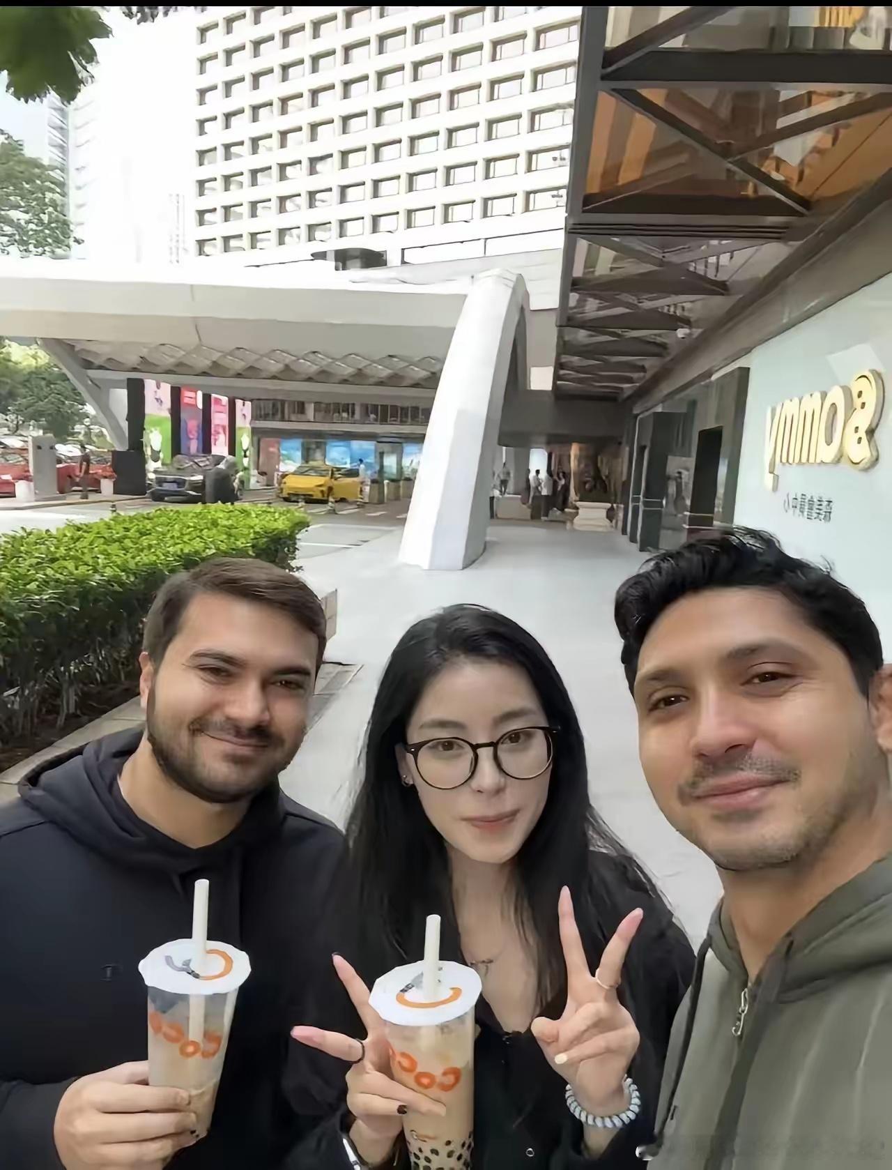 这群肮脏无耻的人形蟑螂在玷污我们神圣的血脉。 