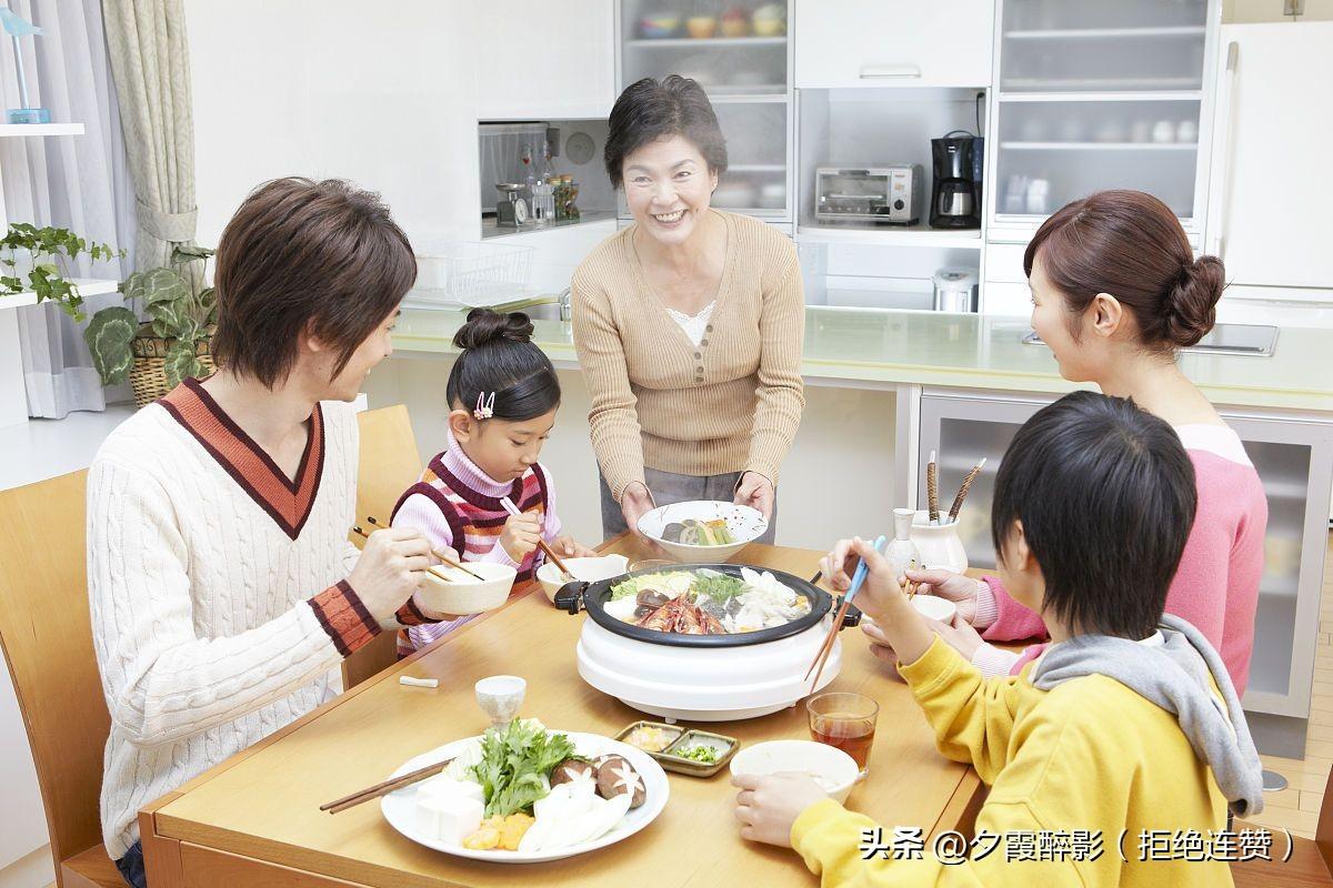 饭桌上的教养，藏着孩子未来的高度
 
别小看一顿家常饭，饭桌上的样子，藏着孩子未