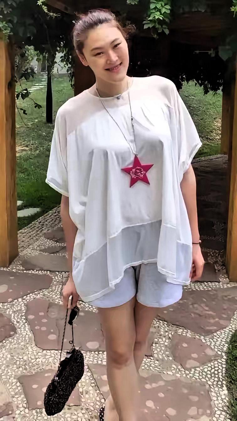 球速慢了，节奏快了，她还在场边数落点。
2026年夏天，辽宁女排训练馆里，王一梅