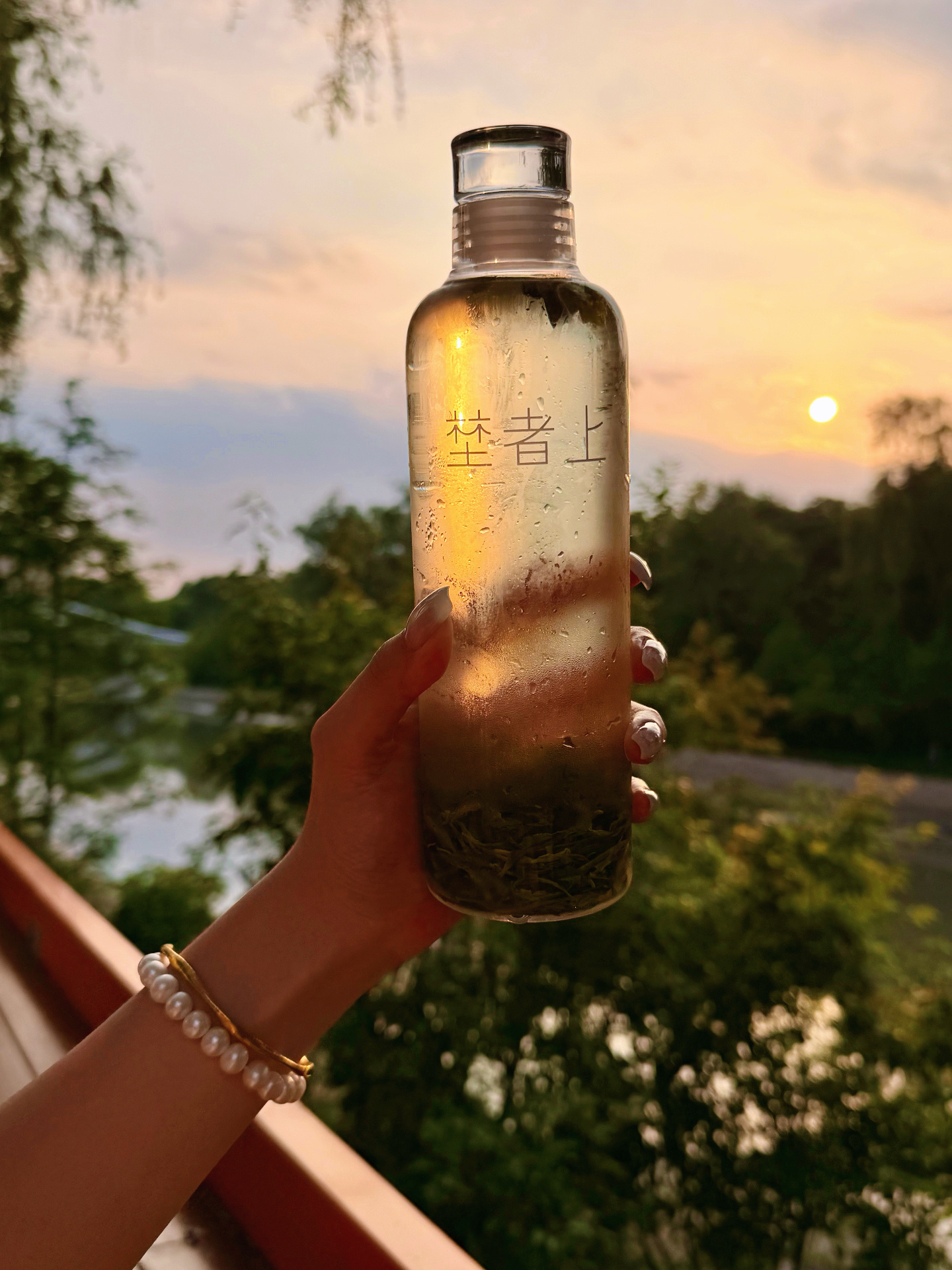 坐在莫奈花园一样的河边看日落🌅我会一遍遍爱上生活，爱上自己🧡 