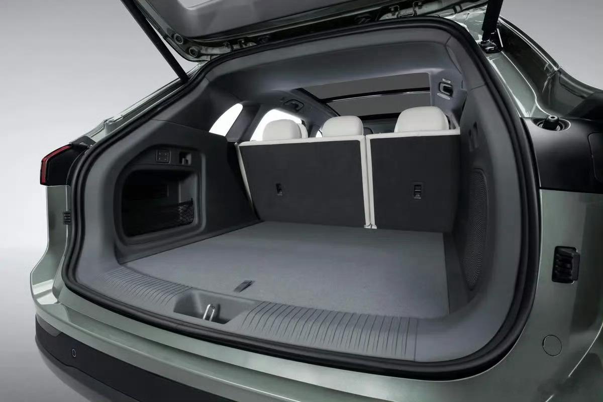 红旗HS6 PHEV 在家庭场景的打磨上确实有亮点。后排宽敞+纯平地台，对老人小