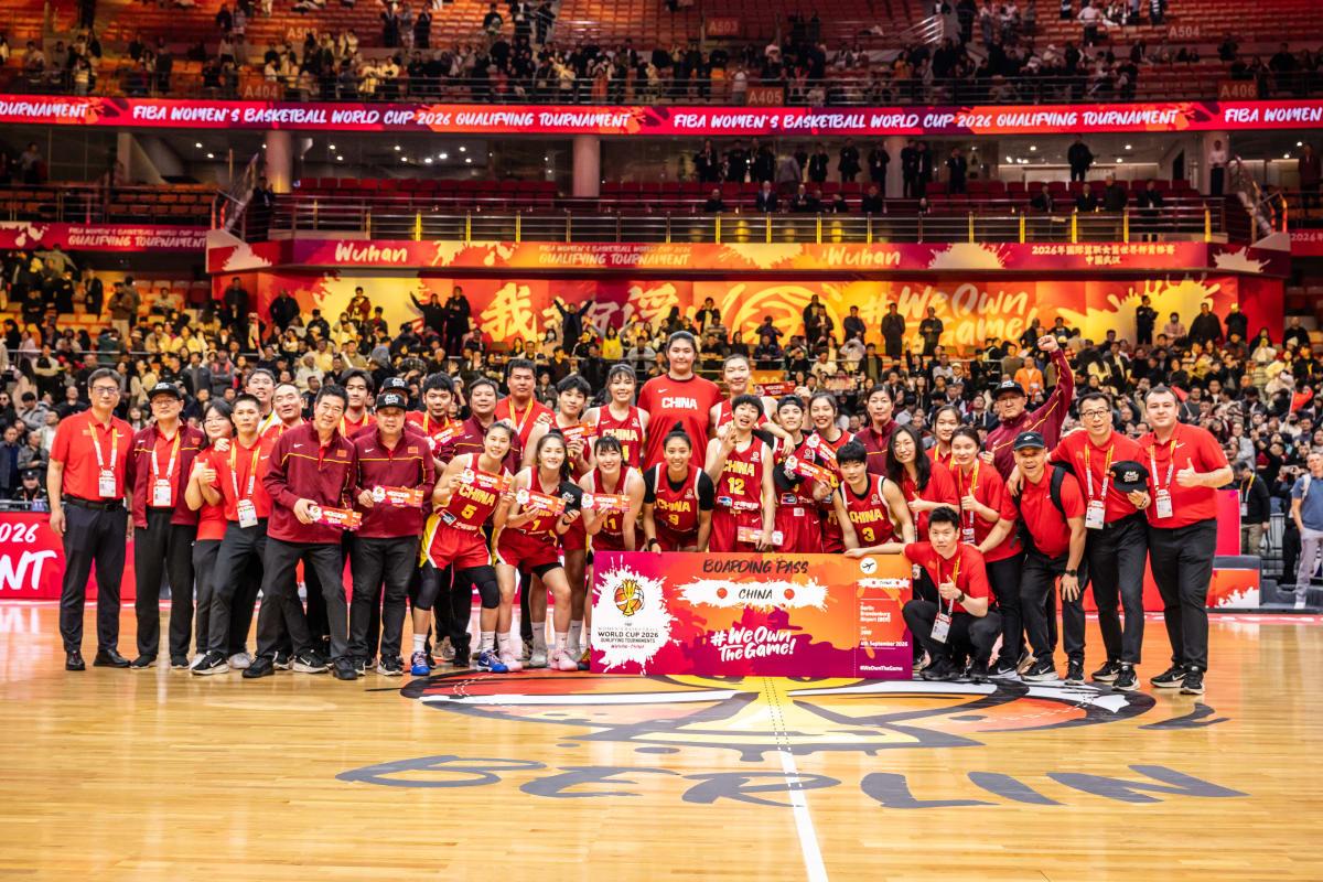 萌生去意？中国女篮合影中，没找到宫鲁鸣。
3月15日晚，中国女篮84-74战胜捷