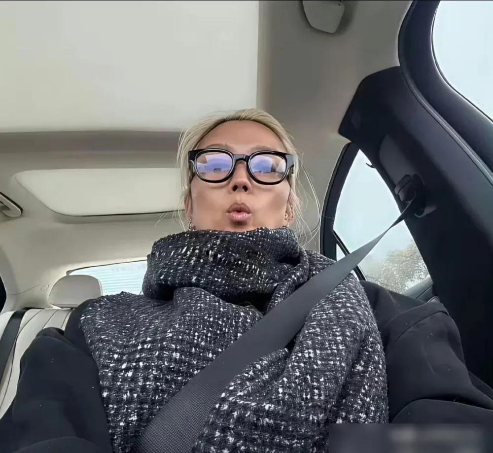 有过两段婚姻，生育了三个子女，才40岁的何洁，如今却像个老太太，个人认为她曾经是