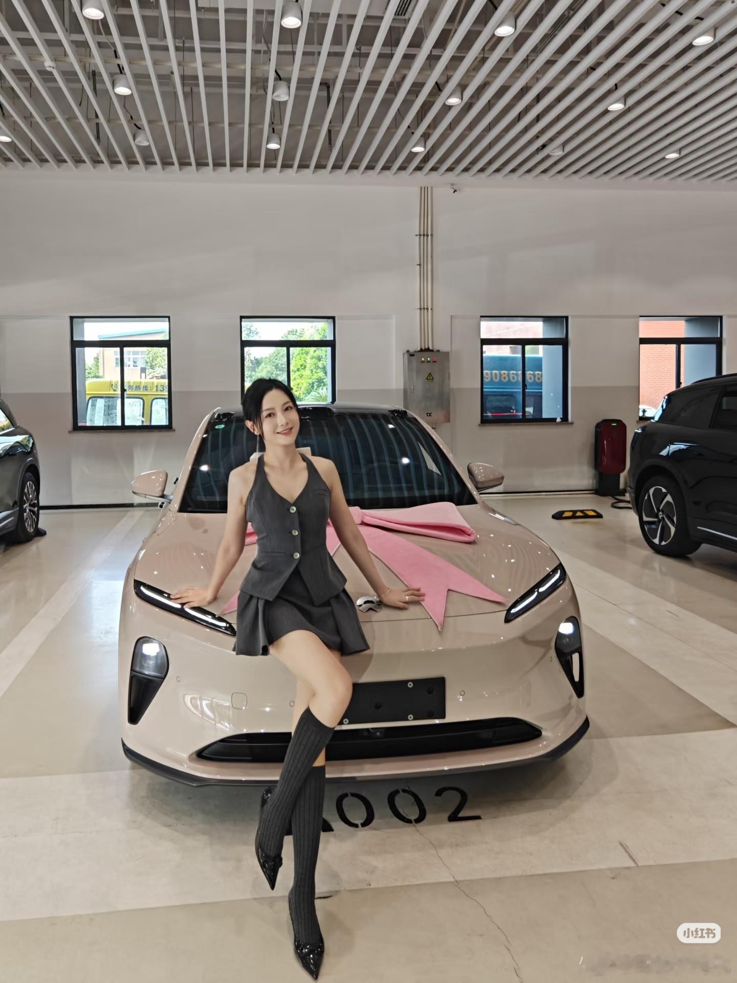 补几张去年提车拍的开蔚来的都是好看又有品的 不接受反驳 哈哈哈开了一年多了 还是