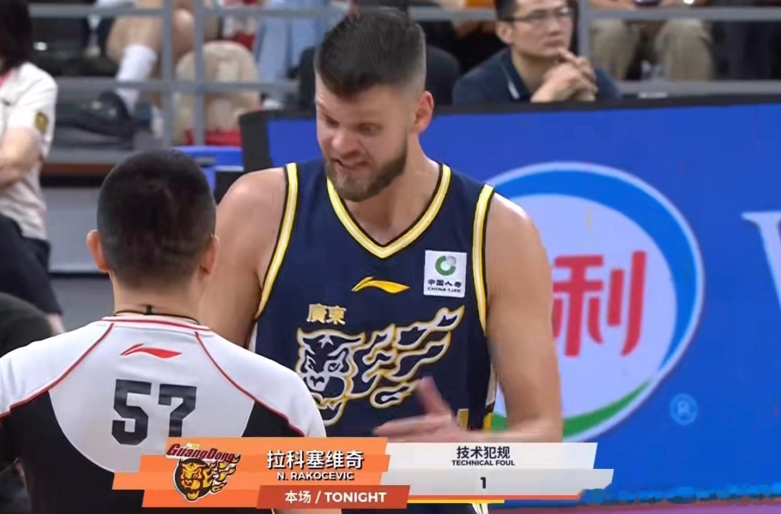 半场落后5分！广东宏远被18次犯规吹乱节奏，麦考尔被吹到怀疑人生，徐昕9+9打爆