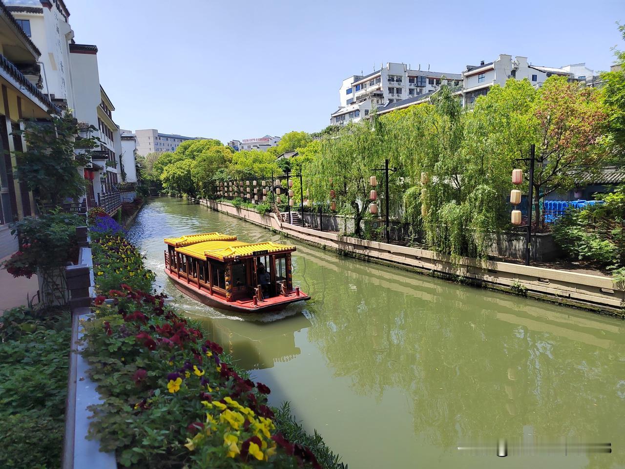 南京今天天气晴好，白天最高温度升至26℃，春日暖意融融，适合外出踏春赏景。
今天