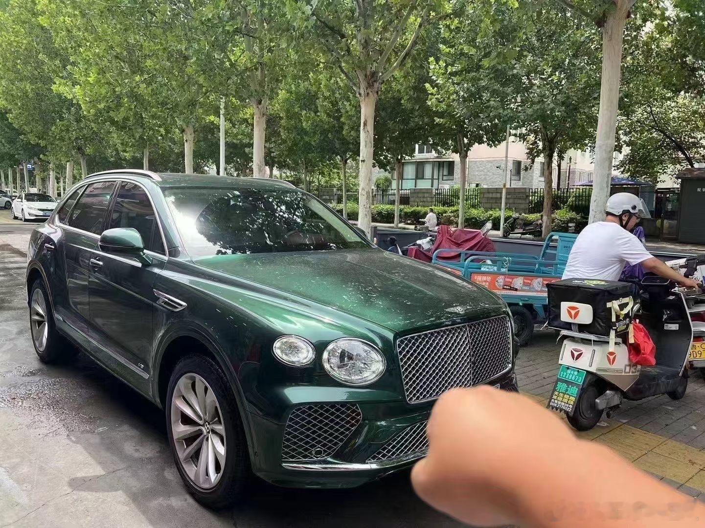 宾利添越 V8 4.0，翡翠绿➕双拼内饰 ​​​