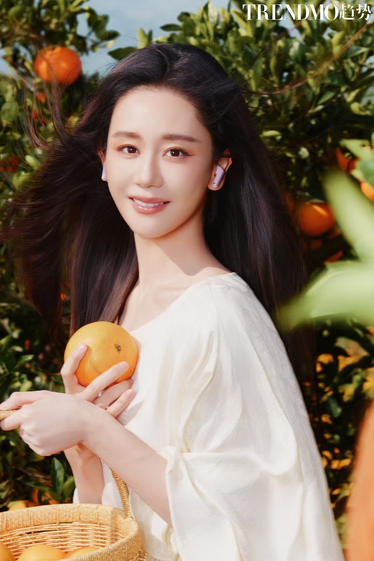 海陆踏秋氧气大片 这才是秋日氧气大片的天花板！海陆穿白裙提竹篮漫步橘林，弯腰采摘