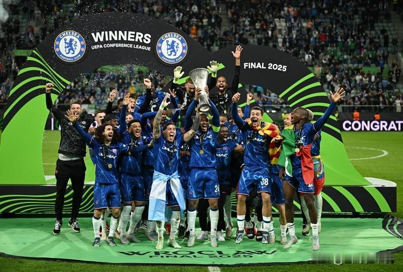 切尔西这年轻化战略挺坚定啊。天空体育首席记者卡维·索尔赫科尔都说了，他们就是要打