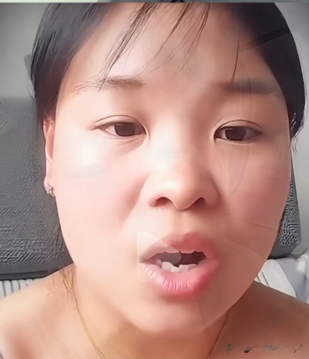 看看这个女人吧！感到很特别，因为吃面条跟婆婆干起来了。
事情是这样的，婆婆去超市