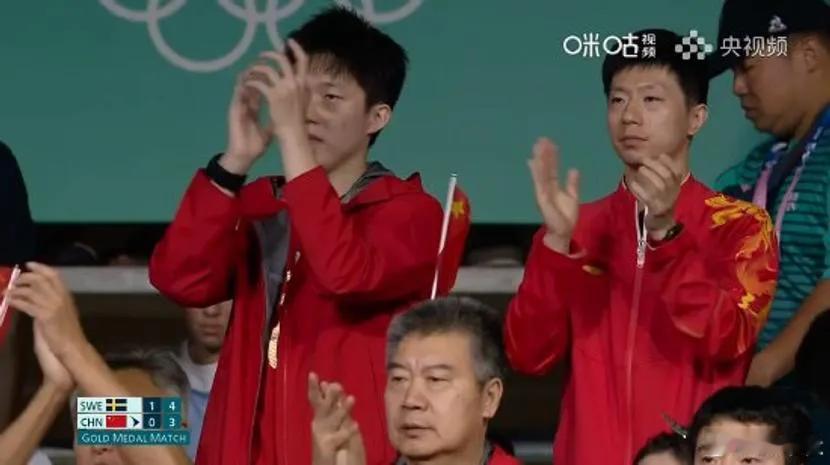 马龙、王楚钦出现在比赛现场，为小胖加油！王楚钦满脸凝重。
