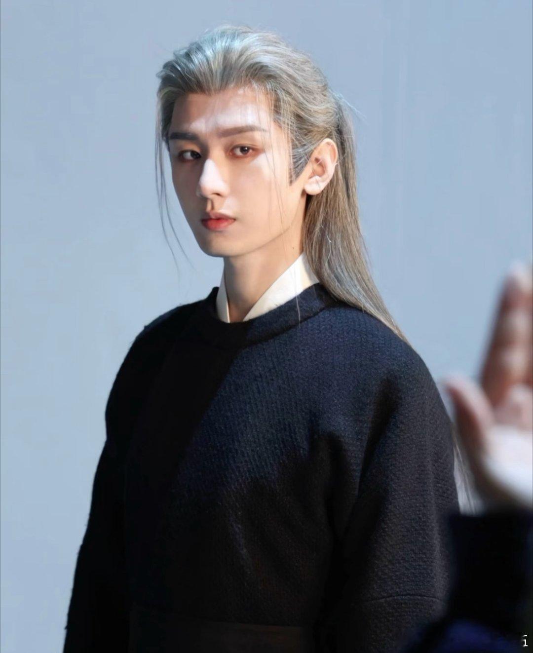 谢淮安头发是白了下手更黑了谁懂啊！谢怀安白头反杀更带感了，下手超黑超绝，藏兵巷局