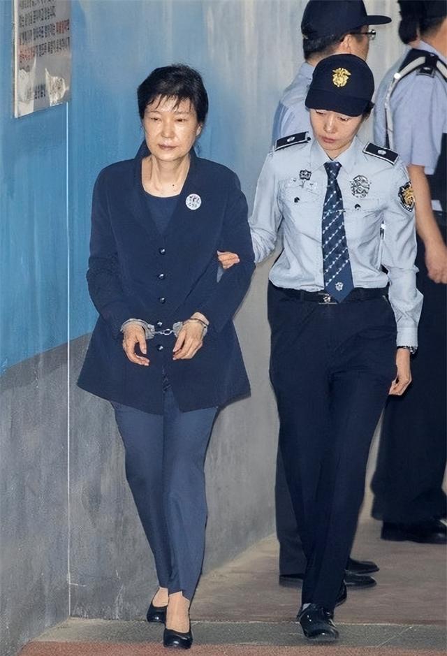 朴槿惠，韩国首位女总统，出身政治世家，一生起伏跌宕。父母相继遇刺，她独撑家国重担