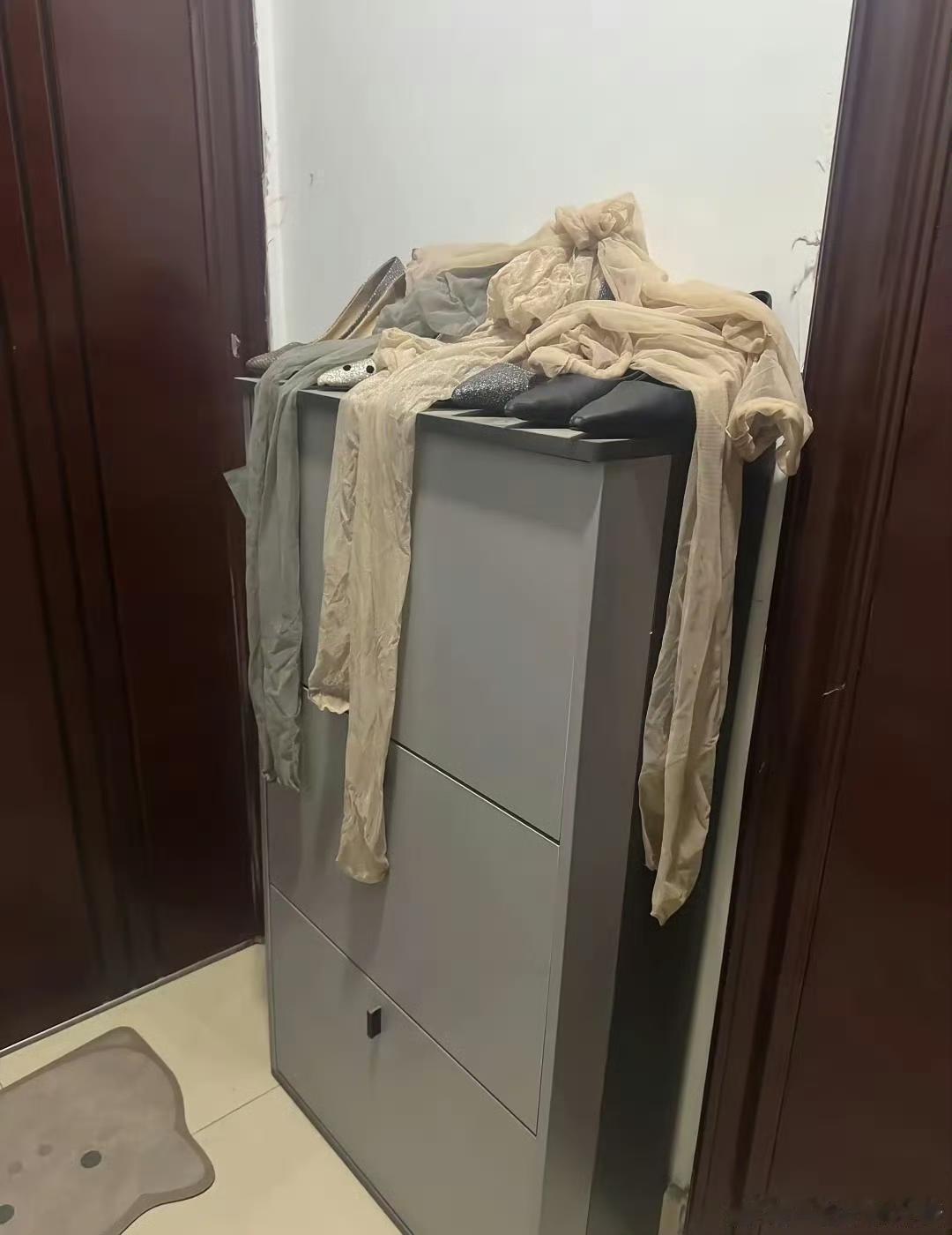 凌乱的房间，衣物散落一地，急需整理@