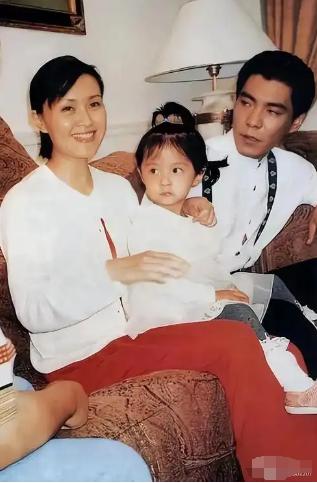 1989年，22岁的歌手屠洪刚在美国演出时，遇到了年仅19岁的中美混血美女黛西，