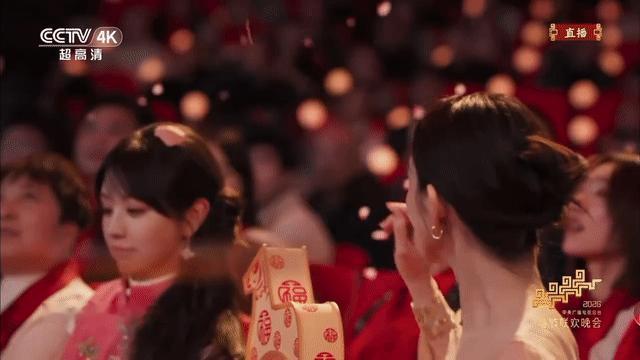 今年央视春晚这个镜头太妙了，田曦薇的笑让人沉沦。 