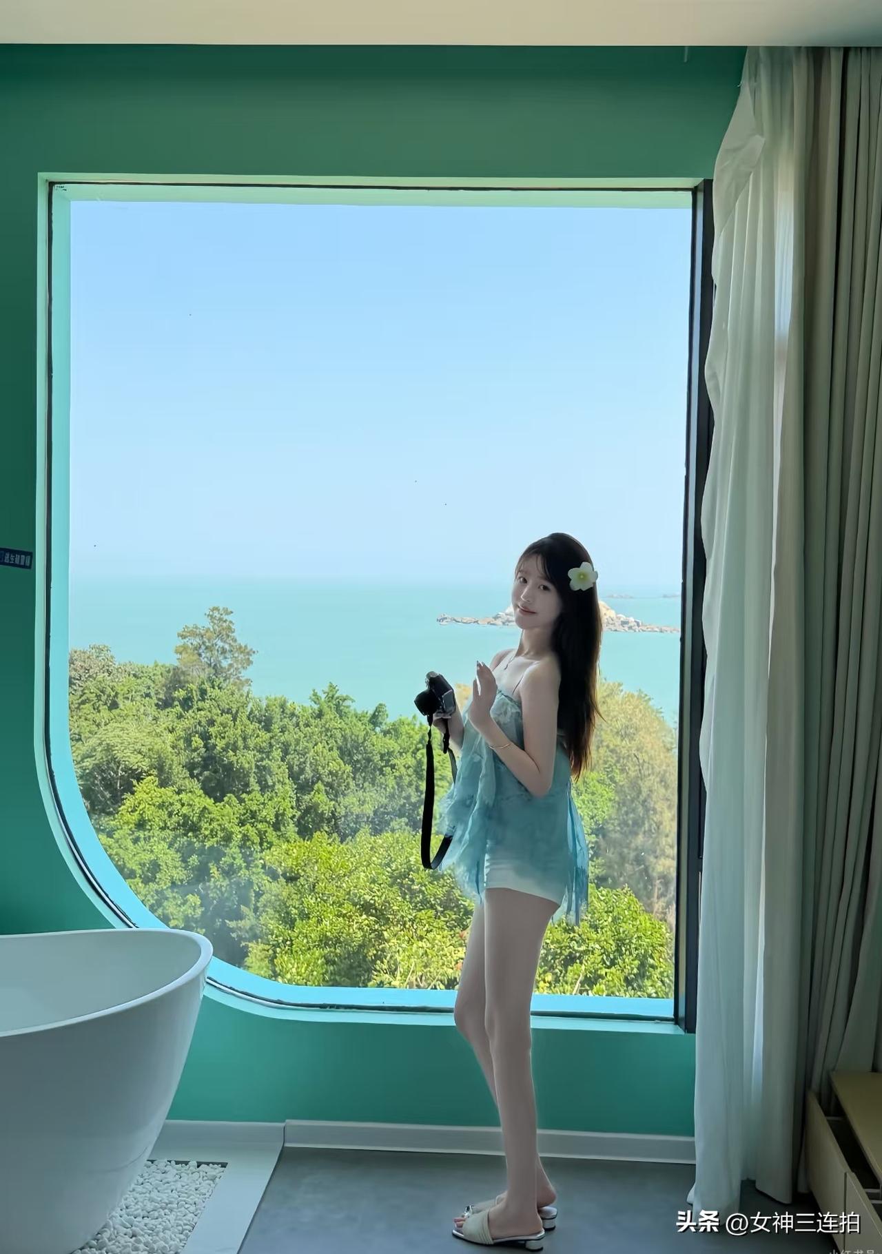 海景房里的女孩在拍照。