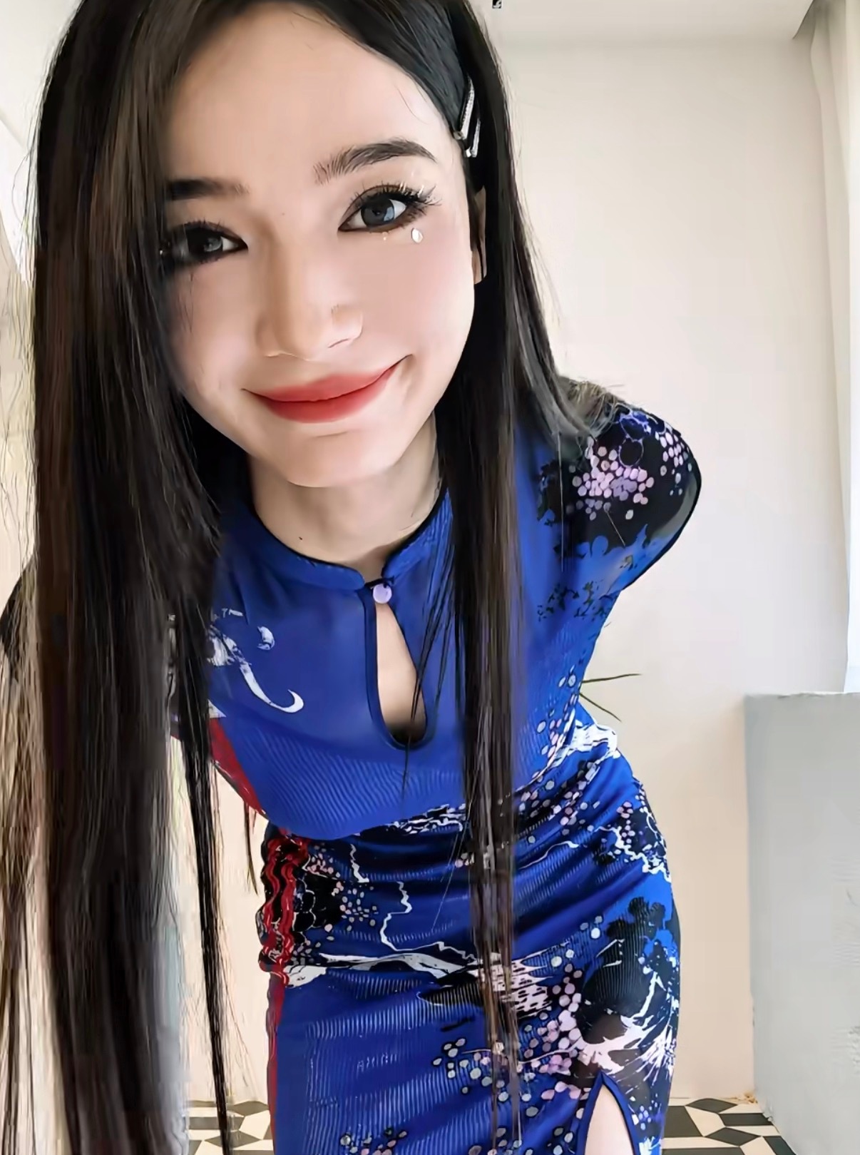 代斯又穿旗袍了代斯蓝色旗袍好有韵味频频驾驭各类旗袍造型，这身蓝色旗袍格外衬气质，