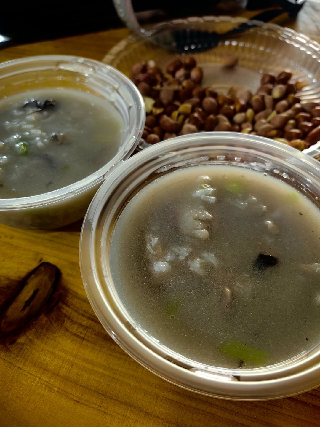 *在路上*居然有免费的粥～牡蛎粥，这里盛产牡蛎...刚刚看到炮仗山，火把节预热吗