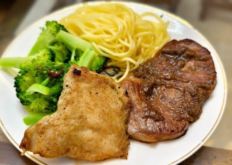 今年都不爱出门想吃牛排，让我老婆做给我吃，幸好家里有上的了厅堂下得了厨房的媳妇不