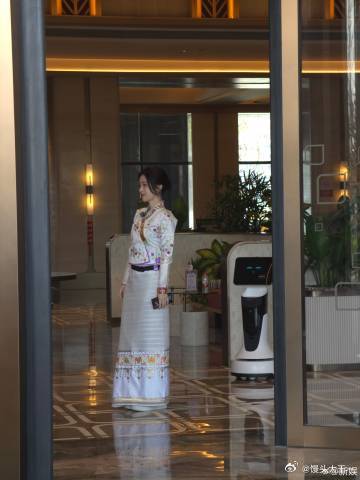 张碧晨刘雨昕音综上班 咱就是说，张碧晨和刘雨昕这波上班路透真的太有梗了！一个优雅