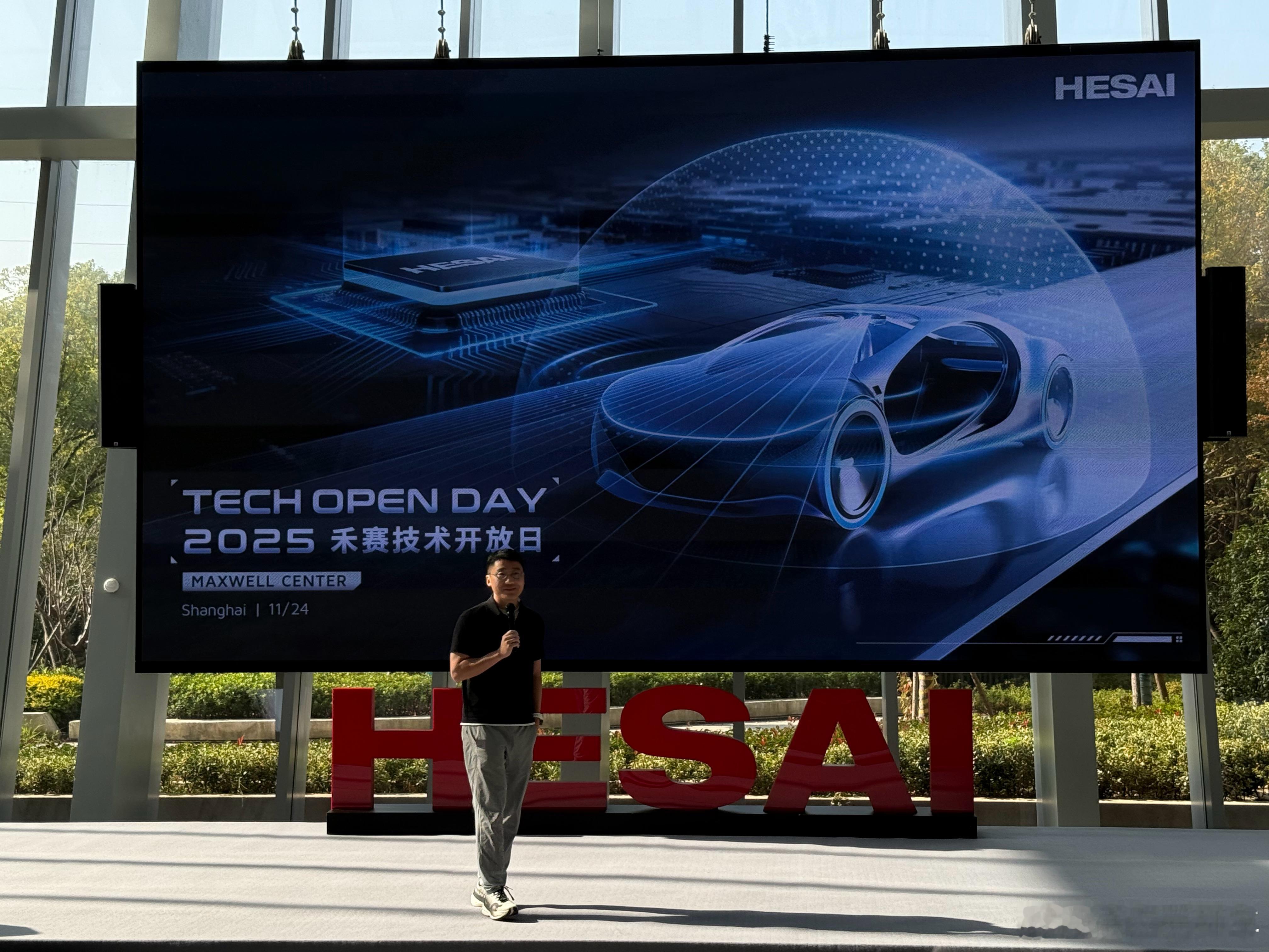 又来 禾赛 maxwell 研发中心了。果然，刚跑完马拉松的 ceo 还在散热。