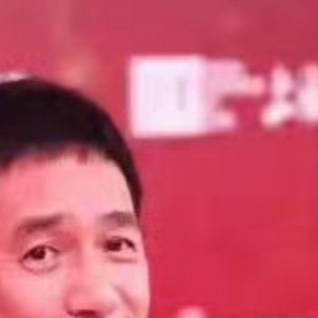 梁朝伟老婆没牵手就抠手热搜里梁朝伟老婆没牵手就抠手的细节，像极了我们紧张时无意识